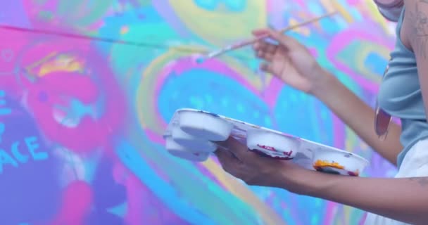 Tight Shot Woman Dabbing Paint Brush Paint Tray While Painting — Vídeo de Stock