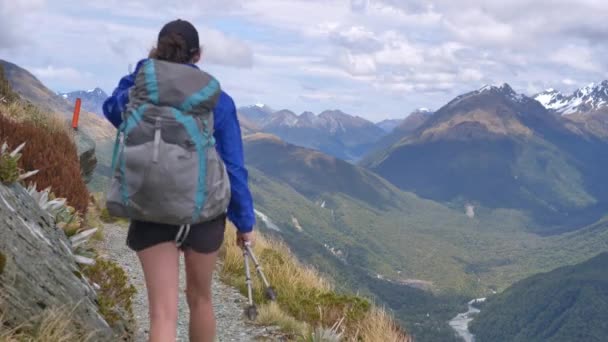 Static Hiker Walks Exposed Windy Alpine Track Distant Valleys Routeburn — 图库视频影像