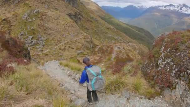 Tilt Hiker Descends Exposed Alpine Pass Routeburn Track New Zealand — ストック動画