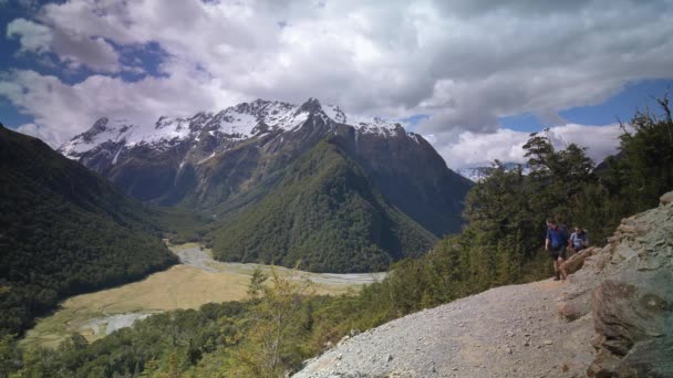 Static Hikers Walk Valley Distant Snow Capped Mountains Routeburn Track — Vídeo de Stock