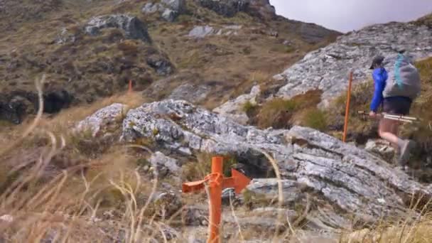Schieber Wanderer Erklimmt Felsiges Alpines Gelände Bei Windigen Bedingungen Routeburn — Stockvideo