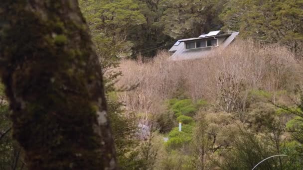Slider Hiker Arriving Lake Mckenzie Hut Routeburn Track New Zealand — ストック動画