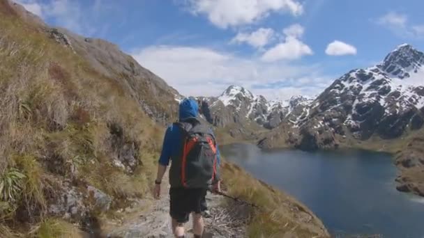 徒步旅行者在高山湖上漫步 积雪覆盖的山景 新西兰的Routeburn径 — 图库视频影像