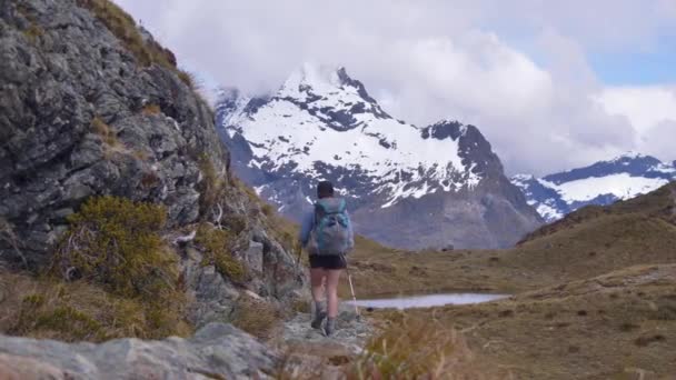 Slider Hiker Walks Alpine Terrain Distant Snow Capped Mountains Routeburn — ストック動画