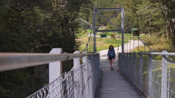 Pan Női Túrázók Átkelnek Hídon Zélandi Routeburn Pálya Elején — Stock videók