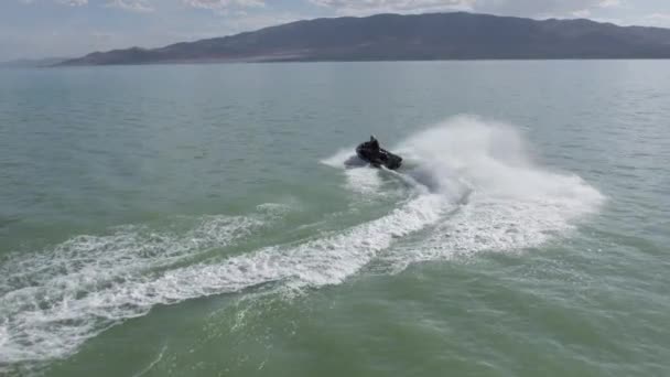 Man Carving Turns Jet Ski Freshwater Utah Lake Usa Aerial — Vídeo de Stock