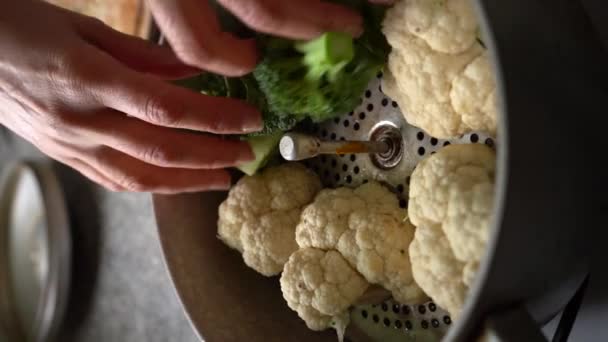 Vertical Chopped Cauliflower Broccoli Placed Steamer Pan Close — стоковое видео