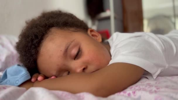 Очаровательный Экзотичный Двухлетний Ребенок Просыпается После Летней Сиесты Своей Постели — стоковое видео
