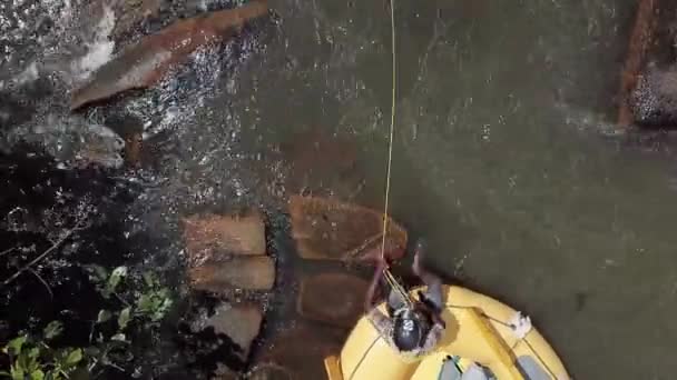 Vista Aérea Desde Arriba Instructor Rafting Remolcando Barco Rafting Amarillo — Vídeo de stock