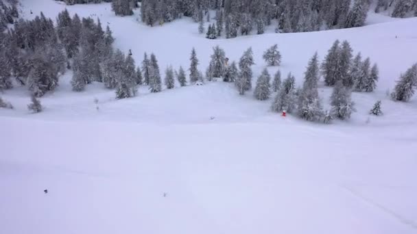 Aerial View Snowboarder Skiing Slopes Tyrol Italy Tilt Drone Shot — Video