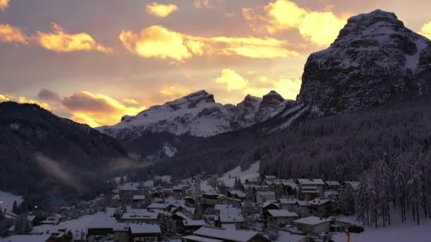 Aerial View Town Middle Snowy Mountains Sunset Tyrol Italy Rising — Stockvideo