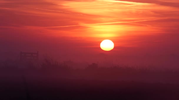 Niesamowity Czerwony Wschód Słońca Nad Mglistą Ziemią Gospodarstwa — Wideo stockowe