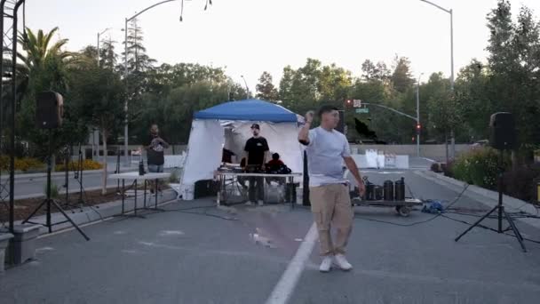 Young American Hip Hop Artist Performing Outisde Pop Event Voice — Video