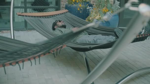 Man Relaxes Hammock Middle Day — ストック動画