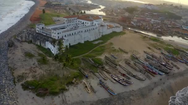 Aerial Shot Elimina Castle Ghana Sunset — Vídeo de stock