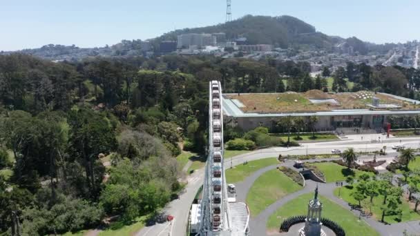 ภาพระยะใกล ทางอากาศของ Skystar Ferris Wheel Golden Gate Park ซานฟรานซ สโก — วีดีโอสต็อก