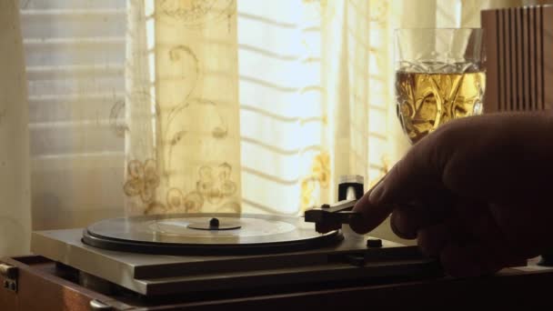 Starting Vintage Gramophone Vinyl Record 1960 Home Glass Wine Front — Stok Video