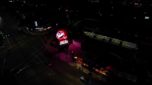 Bob Big Boy Burbank California Night Glowing Neon Sign Aerial — Stockvideo