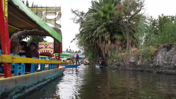 Starboard Side View Gondola Carrying Tourists Xochimilco Canals Embarcadero Nuevo — Stockvideo