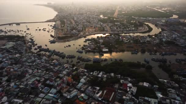 Vista Panorámica Del Atardecer Aéreo Ciudad Portuaria Costera Bahía Phan — Vídeo de stock