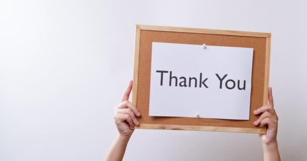 Woman Hand Shows Paper Board Word Thank You White Studio — Vídeos de Stock