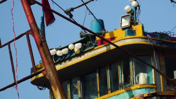 Close Old Vietnamese Catamaran Fishing Boat National Flag Clear Blue — Vídeo de Stock