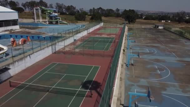 Drone Shot Old Red Green Tennis Courts Apartment Complex Shot — 图库视频影像