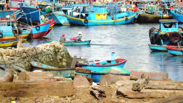 Vietnamese Fisherman Rowing Feet Ocean Fishing Boats Wide – Stock-video