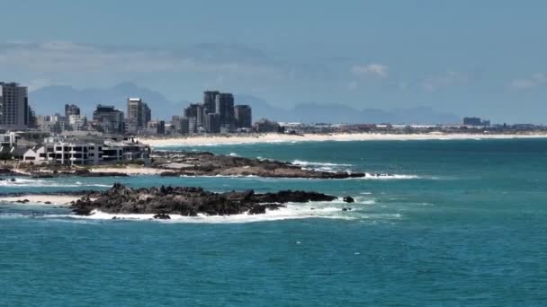 Rocky Shore Buildings Small Bay Beach Cape Town South Africa — Vídeo de stock