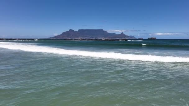 Ocean Waves Crash Bloubergstrand Beach Cape Town Prominent Table Mountain — Αρχείο Βίντεο