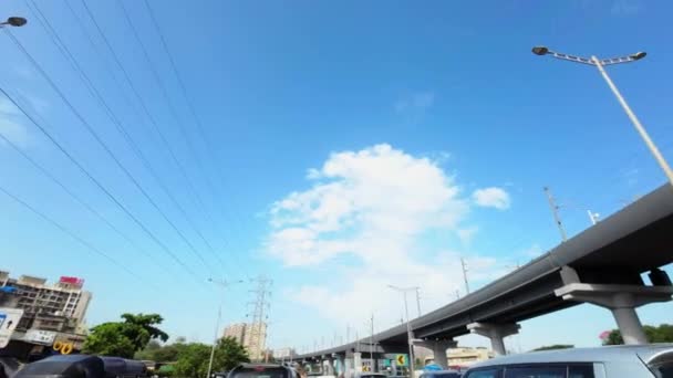 Mumbai Road Traffic Blue Sky Bike Car Pov Metro Station — 비디오