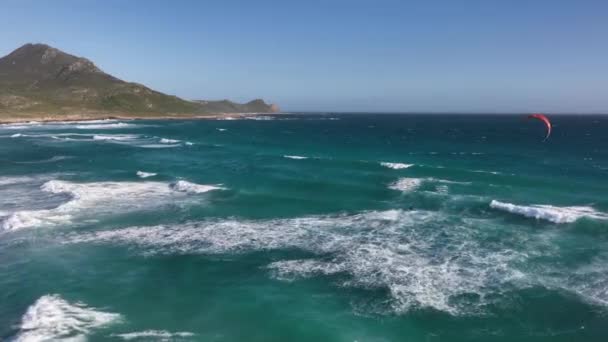 Kitesurfer Aria Enorme Wave Con Punta Capo Buona Speranza Backdro — Video Stock