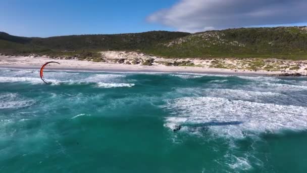 Kitesurfer Experiente Lançando Onda Azul Azul Azul Enorme Cidade Cabo — Vídeo de Stock