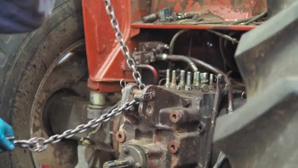 Operator Places Chain Tractor Transmission Remove — Stok video