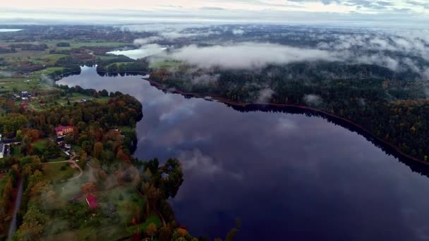 Aerial Drone Shot Beautiful Suburban Neighborhood Shoreline Lake Cloudy Day — Vídeo de stock