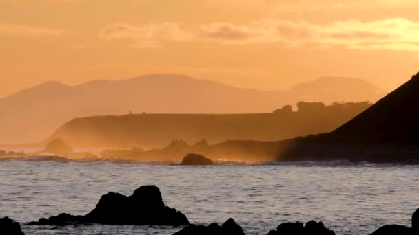 Stunning Golden Sunset Sea Dusk Waves Ocean Spray Layers Mountains — стоковое видео