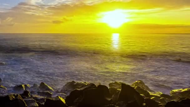 Τραχύτητα Της Ζωής Μια Βραχώδη Σκληρή Παραλία Χρυσή Ώρα Timelapse — Αρχείο Βίντεο