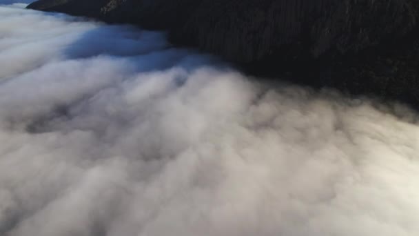 Drohnenbild Eines Berges Der Über Einer Dicken Wolke Aufsteigt — Stockvideo