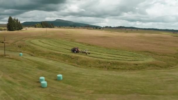 Tractor Using Mounted Hay Raking Machine Preparation Baling Rotary Tedder — Vídeo de Stock