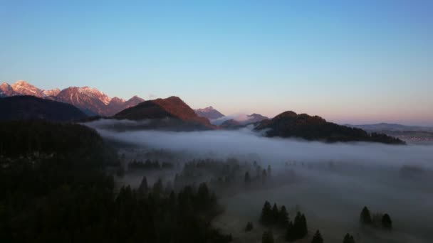 Aerial Video Foggy Sunset Mountain Landscape Stunning Neuschwanstein Castle Hohenschwangau — Wideo stockowe