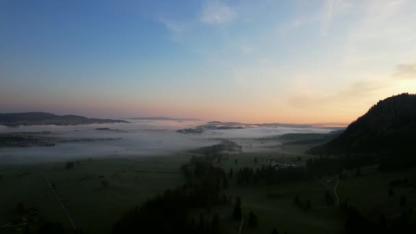 Aerial Video Foggy Sunrise Mountain Landscape Stunning Neuschwanstein Castle Hohenschwangau — 비디오
