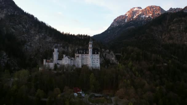 バイエルン州ノイシュヴァンシュタイン城 Neuschwanstein 19世紀後半に建設されたアルグのFssen近くのシュワンガウ市のホーエンシュヴァンガウ村にある城である — ストック動画