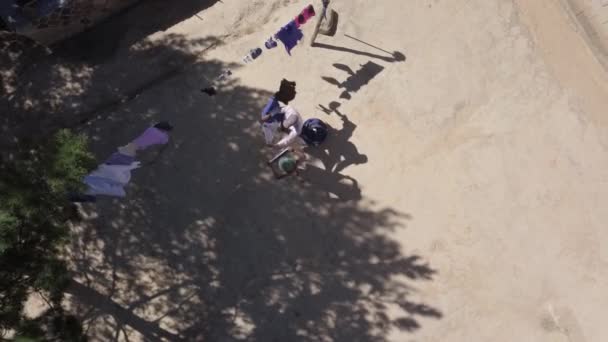 Afrika Nın Kırsal Kesimindeki Çamaşır Ipine Çamaşır Asan Genç Afrikalı — Stok video