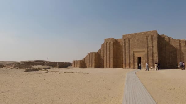 Lidé Před Saqqara Necropolis Slunném Egyptě Africe Široký Panoramatický Výhled — Stock video