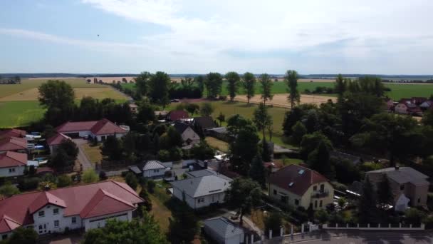 在欧洲萨克森州海尼琴的郊区村庄 没有人在街上被封锁令人难以置信的空中俯瞰全景曲线飞行无人驾驶飞机镜头 — 图库视频影像