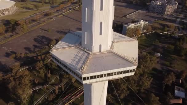 Punto Vista Insolito Unico Della Famosa Torre Spaziale Nel Parco — Video Stock