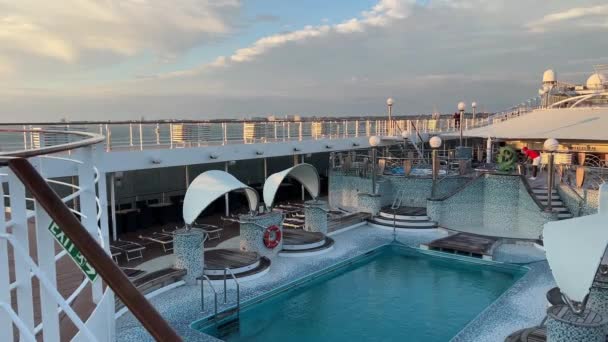 Pool Area Entertainment Deck Luxury Cruise Ship Out Sea — 图库视频影像