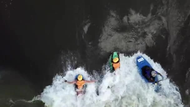 从上空俯瞰乌干达金贾尼罗河水面的一艘皮划艇和两个仪表板 — 图库视频影像