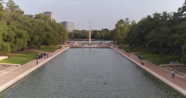 Aerial Reflective Pond Houston Hermann Park — Stockvideo