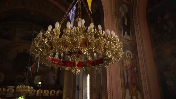 Golden Chandelier Hanging Church Saint Apostles Bartholomew Barnabas Velika Plana — Vídeo de stock